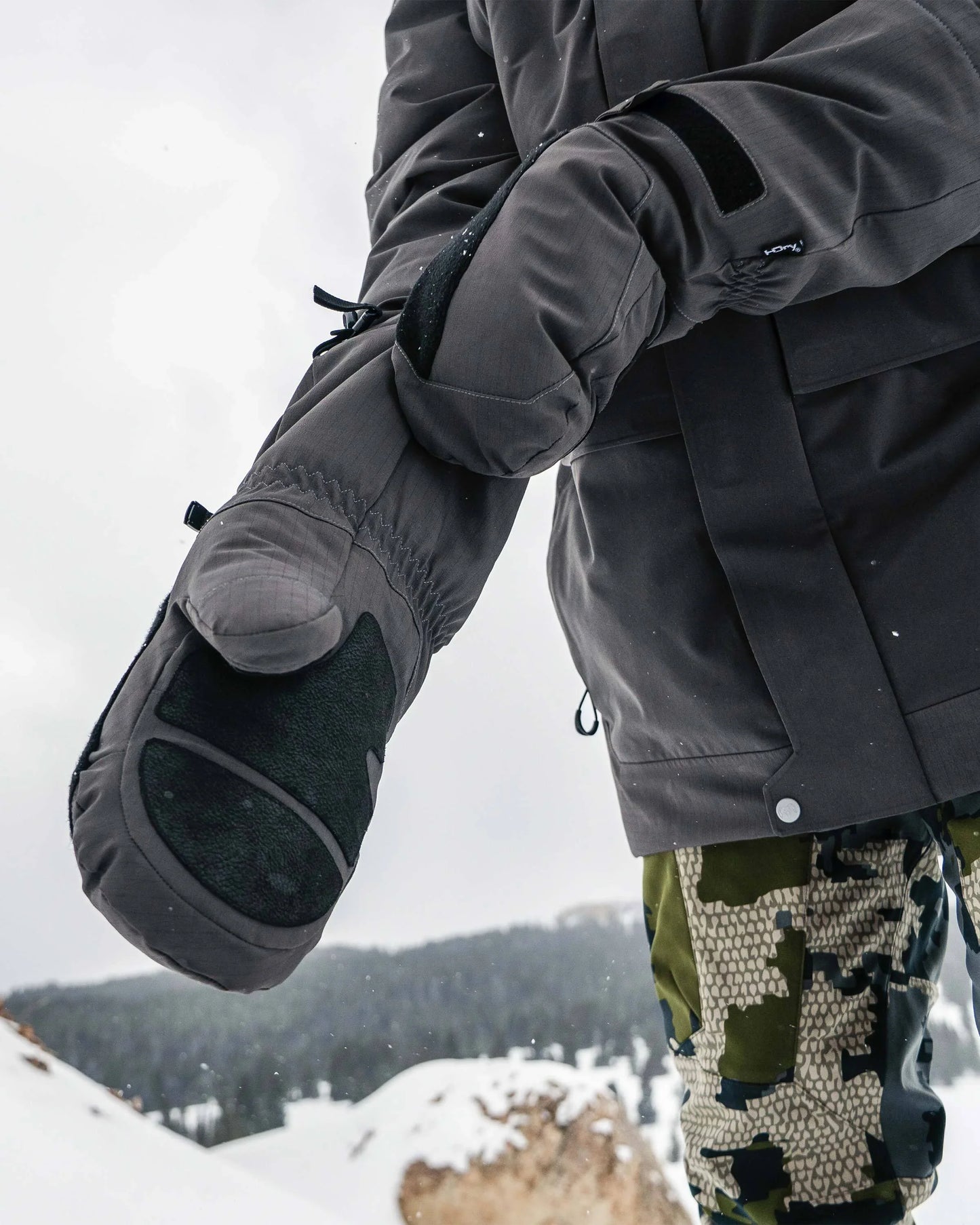 Super Down Arktuk Mitt | Asphalt